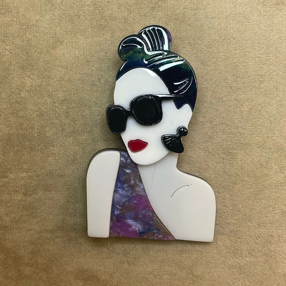 Jewelry - Acrylic Fashion Girl with Shoulder and sunglasses